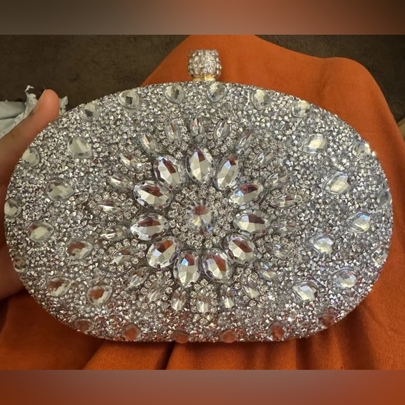 Elegant Silver‎ Crystal Clutch